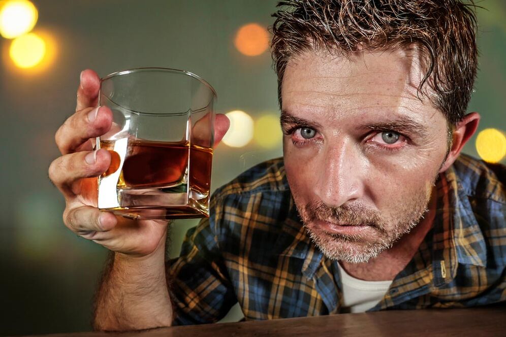 Mees alkohoolik näeb välja valus